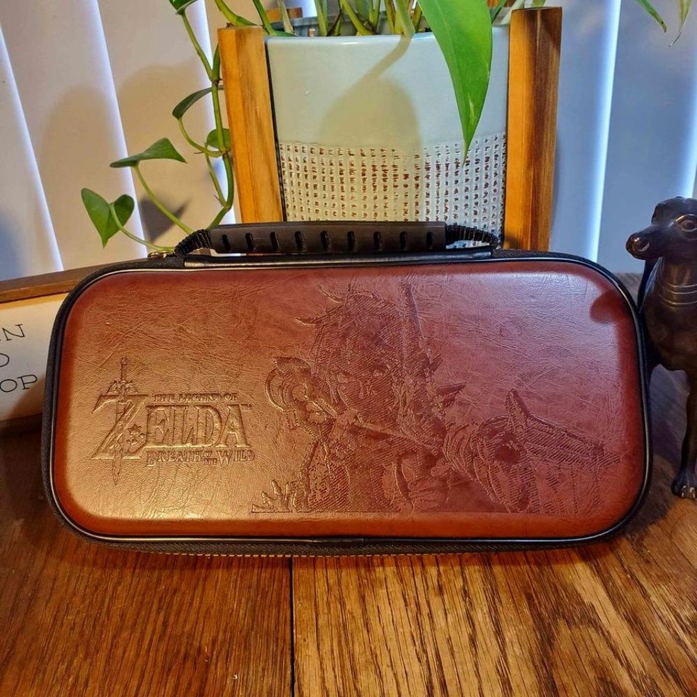 THE LEGEND OF ZELDA: BREATH OF THE WILD Nintendo Switch Faux Leather Carry Case